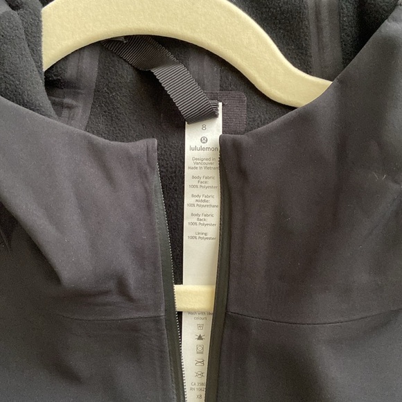 Lululemon womens black raincoat size 8 - Picture 4 of 4